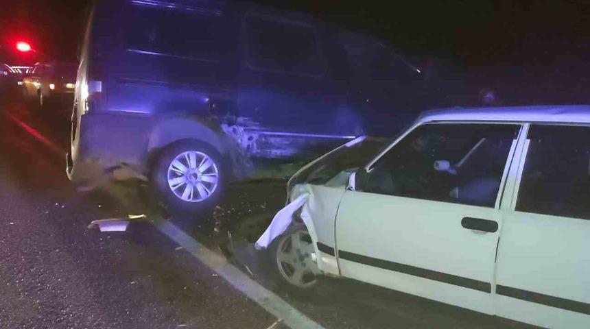 Derebucak’ta otomobil ile minibüs çarpıştı: 2 yaralı