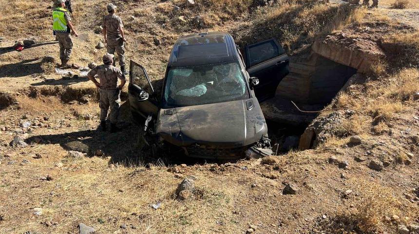 Muş’ta takla atan araç şarampole uçtu: 3 yaralı