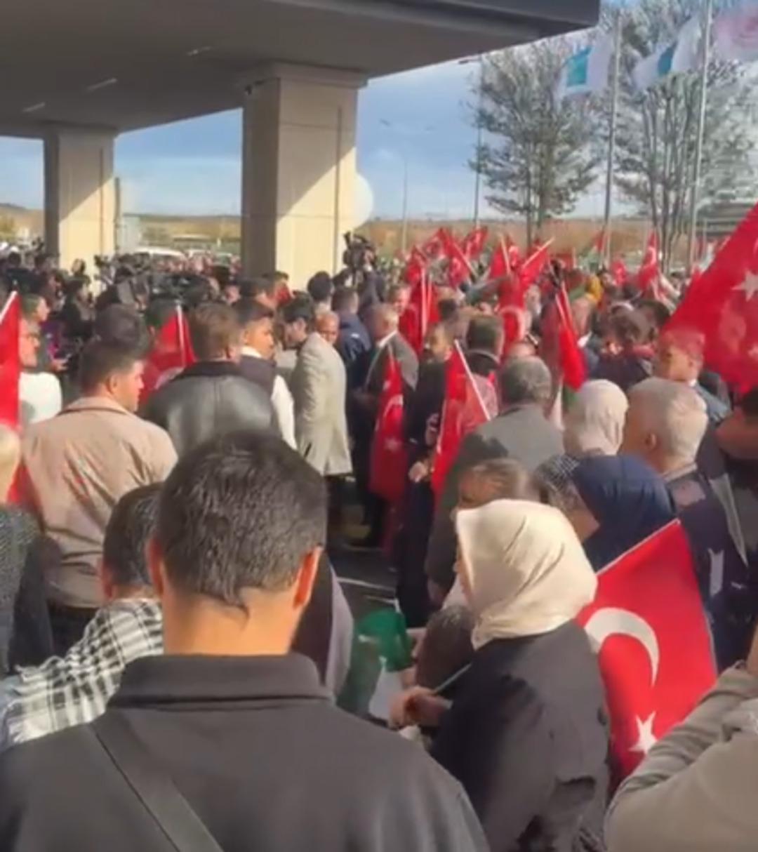 Son dakika | İsrail in alıkoyduğu Türkler İstanbul da! Küresel Sumud Filosu yla yola çıkmışlardı: Uçaktan sloganlarla indiler 4