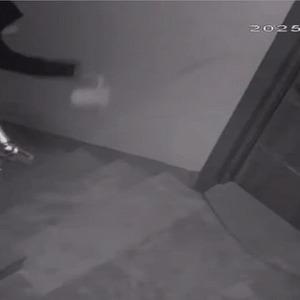 Komşularını canından bezdirdi! Kapısına hayvan dışkısı bırakıp, evin kapısına yağ döktü: '3 senedir eziyet çekiyoruz her gün'