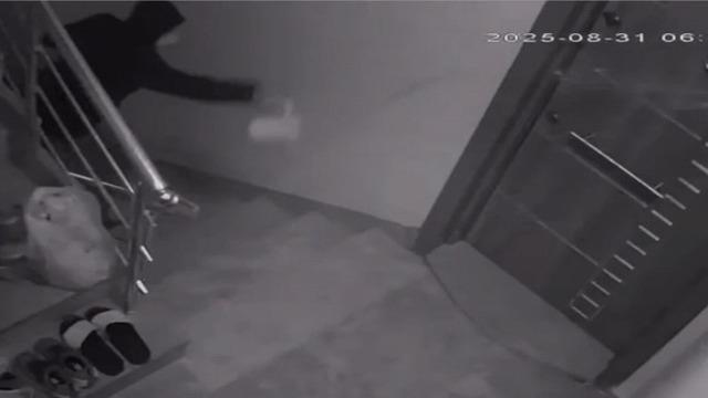 Komşularını canından bezdirdi! Kapısına hayvan dışkısı bırakıp, evin kapısına yağ döktü: '3 senedir eziyet çekiyoruz her gün'