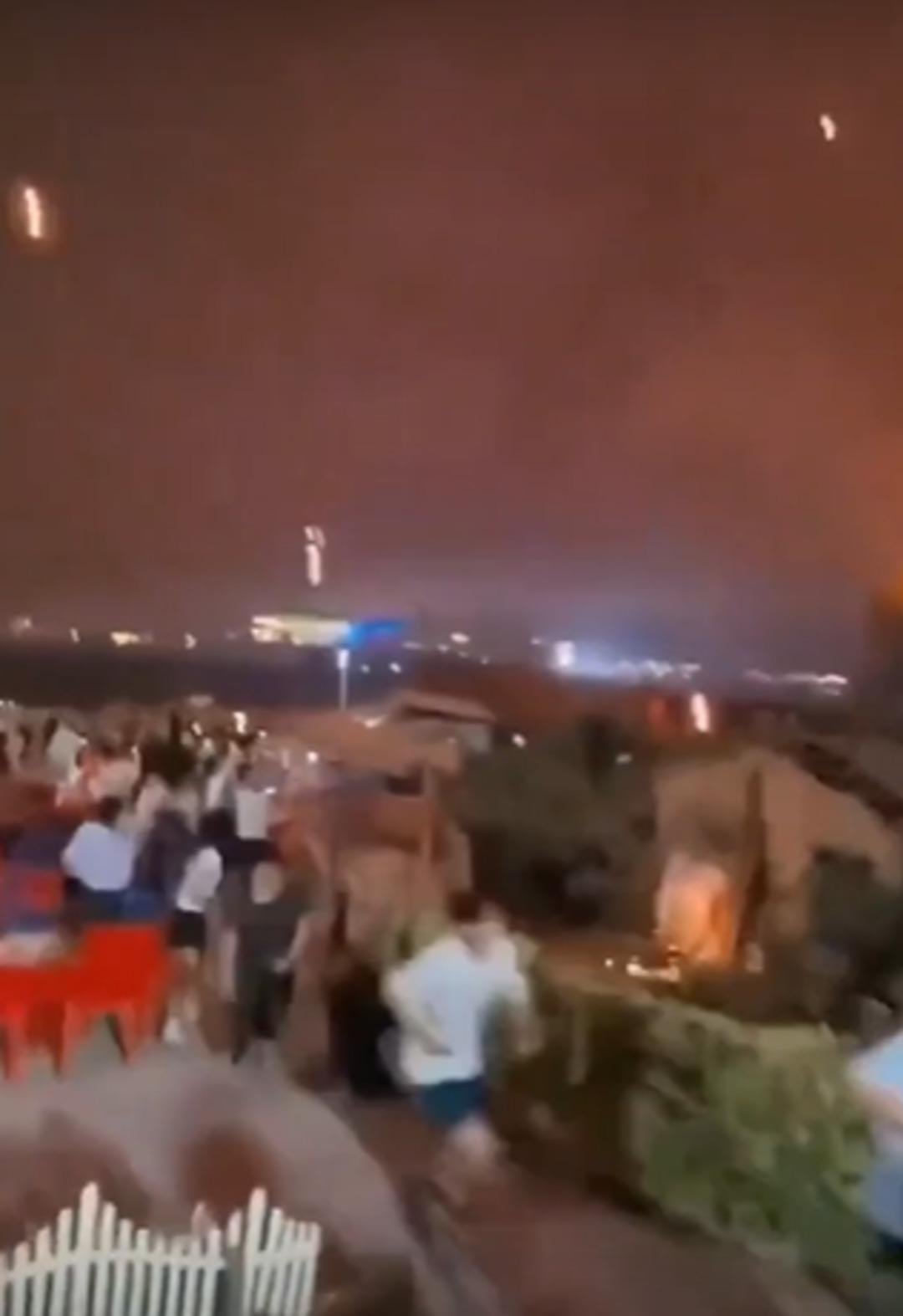 Drone gösterisi kaosa dönüştü! Gökyüzünden alev yağdı, insanlar bakın nasıl kurtuldu 2