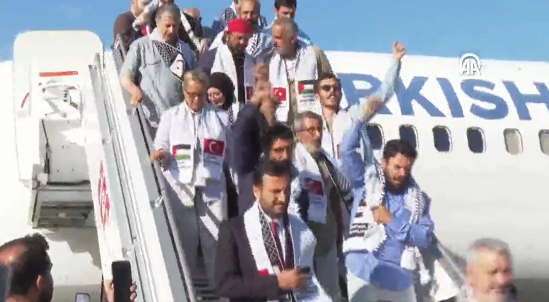 Son dakika | İsrail in alıkoyduğu Türkler İstanbul da! Küresel Sumud Filosu yla yola çıkmışlardı: Uçaktan sloganlarla indiler 5