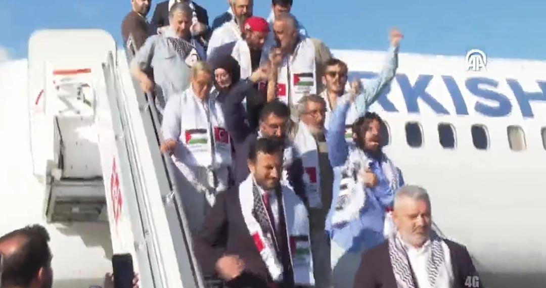 Son dakika | İsrail in alıkoyduğu Türkler İstanbul da! Küresel Sumud Filosu yla yola çıkmışlardı: Uçaktan sloganlarla indiler 6