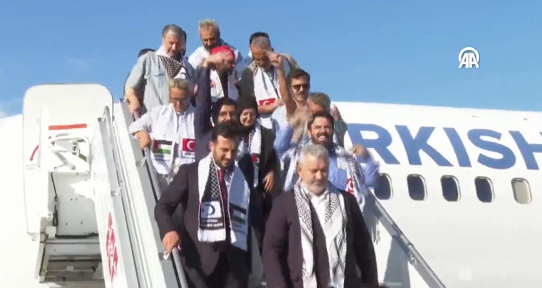 Son dakika | İsrail in alıkoyduğu Türkler İstanbul da! Küresel Sumud Filosu yla yola çıkmışlardı: Uçaktan sloganlarla indiler 7