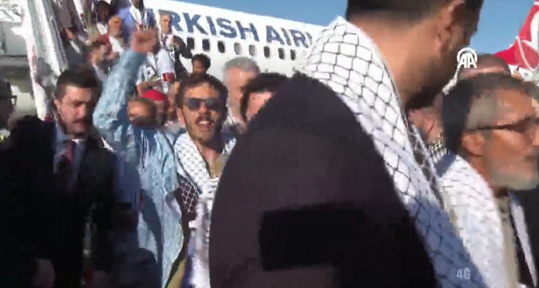 Son dakika | İsrail in alıkoyduğu Türkler İstanbul da! Küresel Sumud Filosu yla yola çıkmışlardı: Uçaktan sloganlarla indiler 8