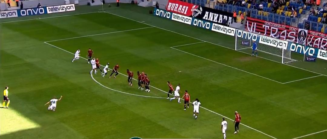 Hagi nin oğlu Ianis ten babasına gönderme: Frikikten mükemmel gol! 1