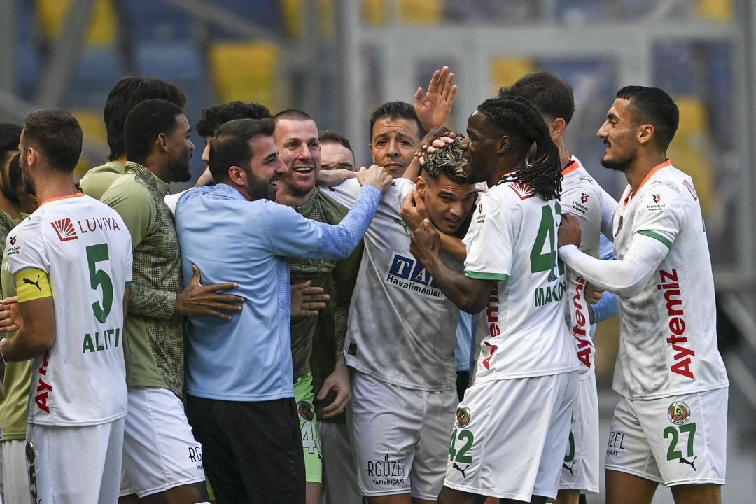 Hagi nin oğlu Ianis ten babasına gönderme: Frikikten mükemmel gol! 3