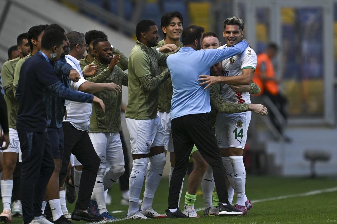 Hagi nin oğlu Ianis ten babasına gönderme: Frikikten mükemmel gol! 2