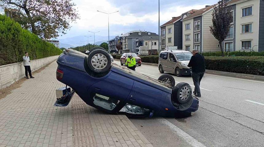 Kaza yapan otomobil takla atarak ters durdu: 1 yaralı