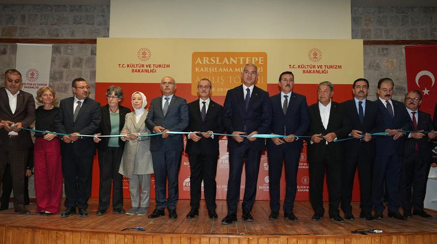 4 bin yıllık tarihin kalbinde yeni bir kapı! Arslantepe karşılama merkezi açıldı! Bakan Ersoy: "Malatya'nın uluslararası görünürlüğünü artıracak"