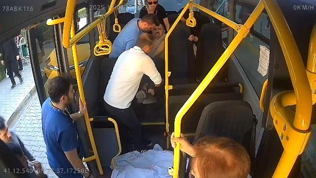 Minibüs sürücüsü, rahatsızlanan yolcuyu hastaneye yetiştirdi