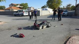 Kamyonet ile motosiklet çarpıştı: Anne ve iki çocuğu ağır yaralı