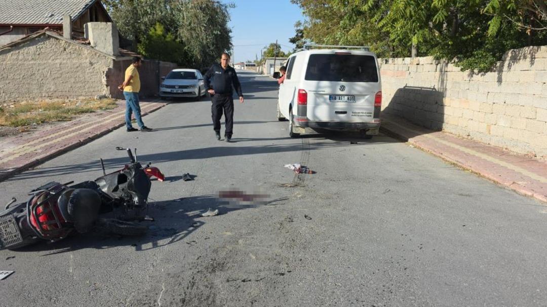 Kamyonet ile motosiklet çarpıştı: Anne ve iki çocuğu ağır yaralı 1