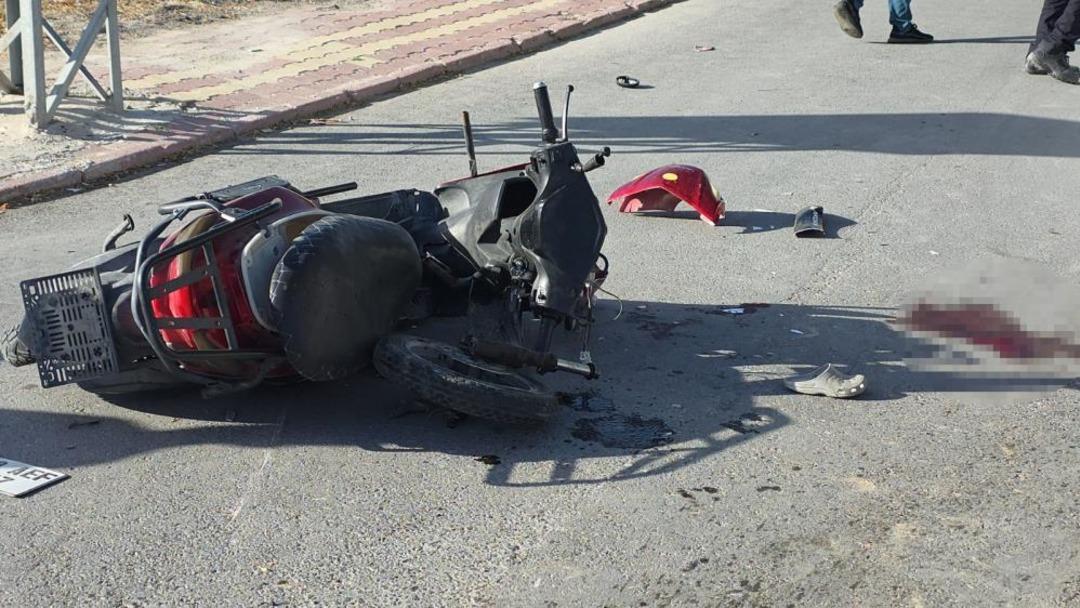 Kamyonet ile motosiklet çarpıştı: Anne ve iki çocuğu ağır yaralı 2