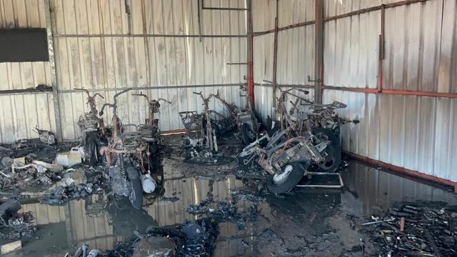 Antalya'da motosiklet servisinde çıkan yangında 10'un üzerinde motosiklet küle döndü