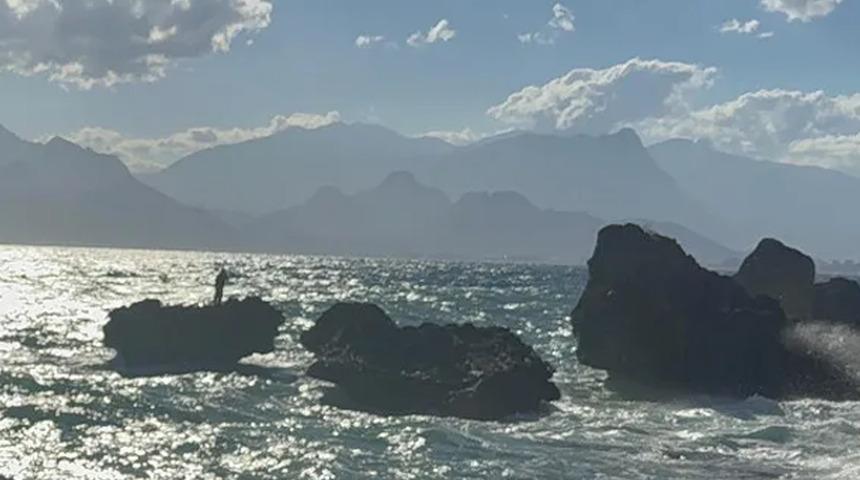 Antalya'da bir kişi çıktığı kayalıkta dalgaların boyu yükselince mahsur kaldı