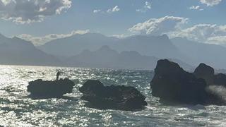 Antalya'da bir kişi çıktığı kayalıkta dalgaların boyu yükselince mahsur kaldı