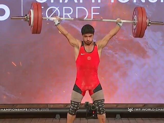 Milli halterci Muhammed Furkan Özbek, dünya şampiyonu oldu