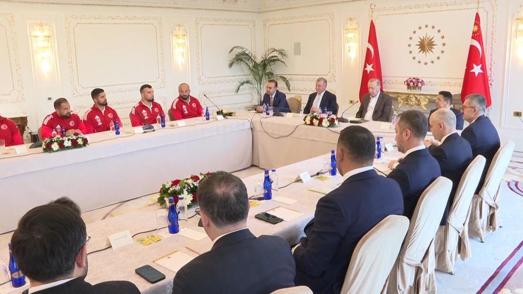 Cumhurbaşkanı Erdoğan, şampiyon güreşçileri kabul etti 1
