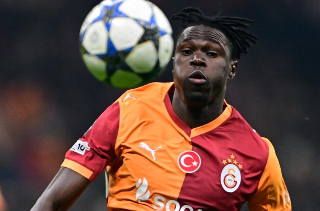 Galatasaray da Beşiktaş derbisinde flaş sakatlık! Son dönemlerin formda ismi sahayı terketmek zorunda kaldı... 1