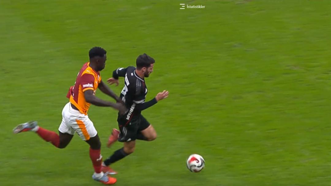 Derbide tansiyon yükseldi! Galatasaray 10 kişi kaldı, ortalık karıştı... Sanchez e kırmızı kart  5