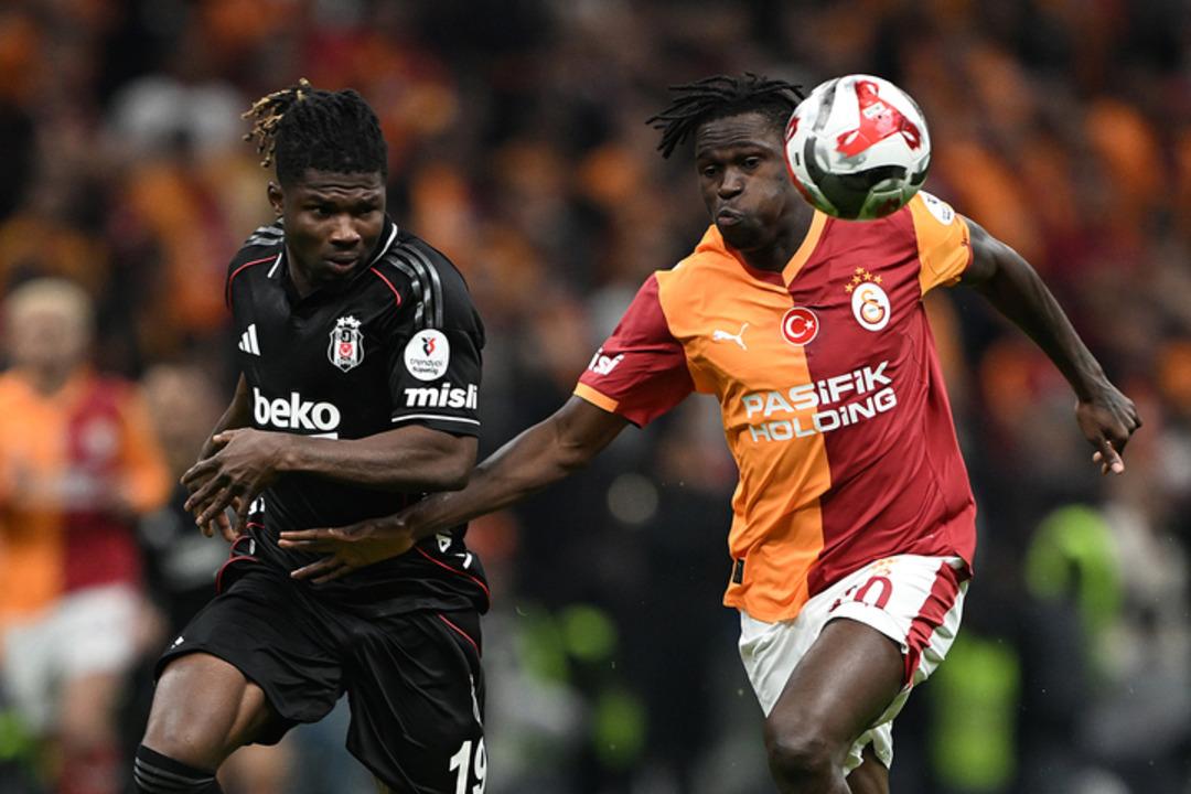 Derbide tansiyon yükseldi! Galatasaray 10 kişi kaldı, ortalık karıştı... Sanchez e kırmızı kart  1