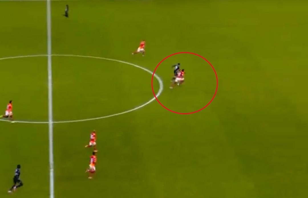 Derbide tansiyon yükseldi! Galatasaray 10 kişi kaldı, ortalık karıştı... Sanchez e kırmızı kart  2