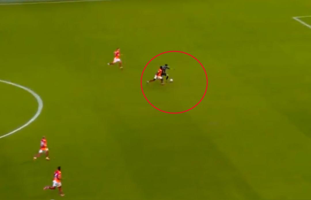 Derbide tansiyon yükseldi! Galatasaray 10 kişi kaldı, ortalık karıştı... Sanchez e kırmızı kart  3