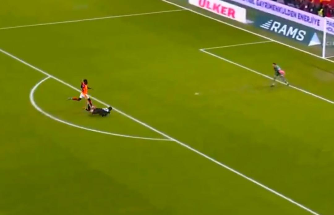 Derbide tansiyon yükseldi! Galatasaray 10 kişi kaldı, ortalık karıştı... Sanchez e kırmızı kart  4