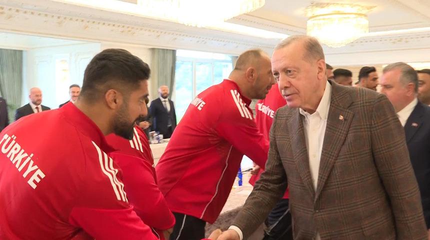 Cumhurbaşkanı Erdoğan, şampiyon güreşçileri kabul etti