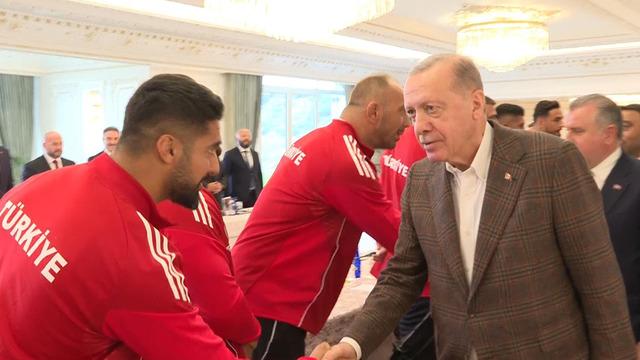 Cumhurbaşkanı Erdoğan, şampiyon güreşçileri kabul etti