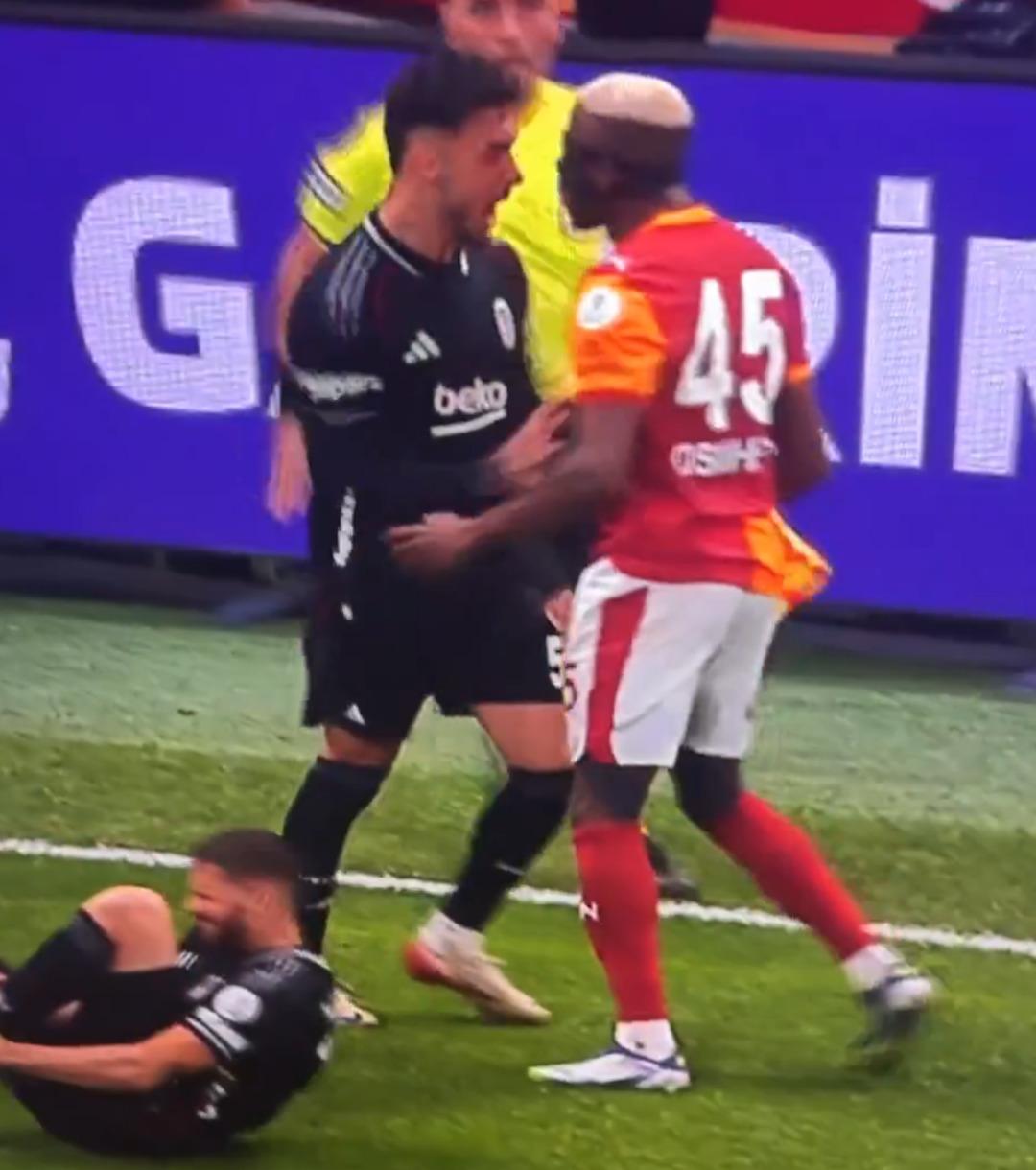 Galatasaray ile Beşiktaş arasındaki derbide gerginlik! İlk yarının sonlarında Victor Osimhen ile Emirhan Topçu birbirine girdi.. 1
