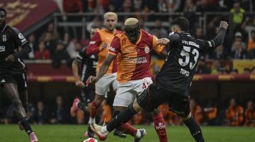 Galatasaray ile Beşiktaş arasındaki derbide gerginlik! İlk yarının sonlarında Victor Osimhen ile Emirhan Topçu birbirine girdi..