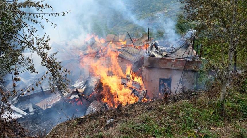 Yer: Kastamonu! Alevlere teslim olan ahşap ev küle döndü