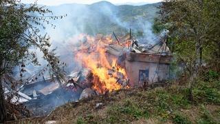 Alevlere teslim olan ahşap ev küle döndü