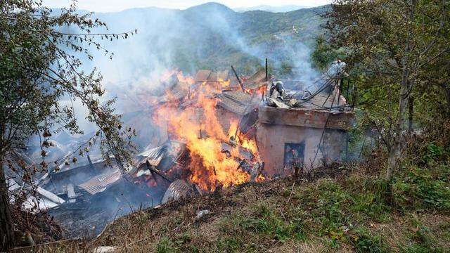 Alevlere teslim olan ahşap ev küle döndü