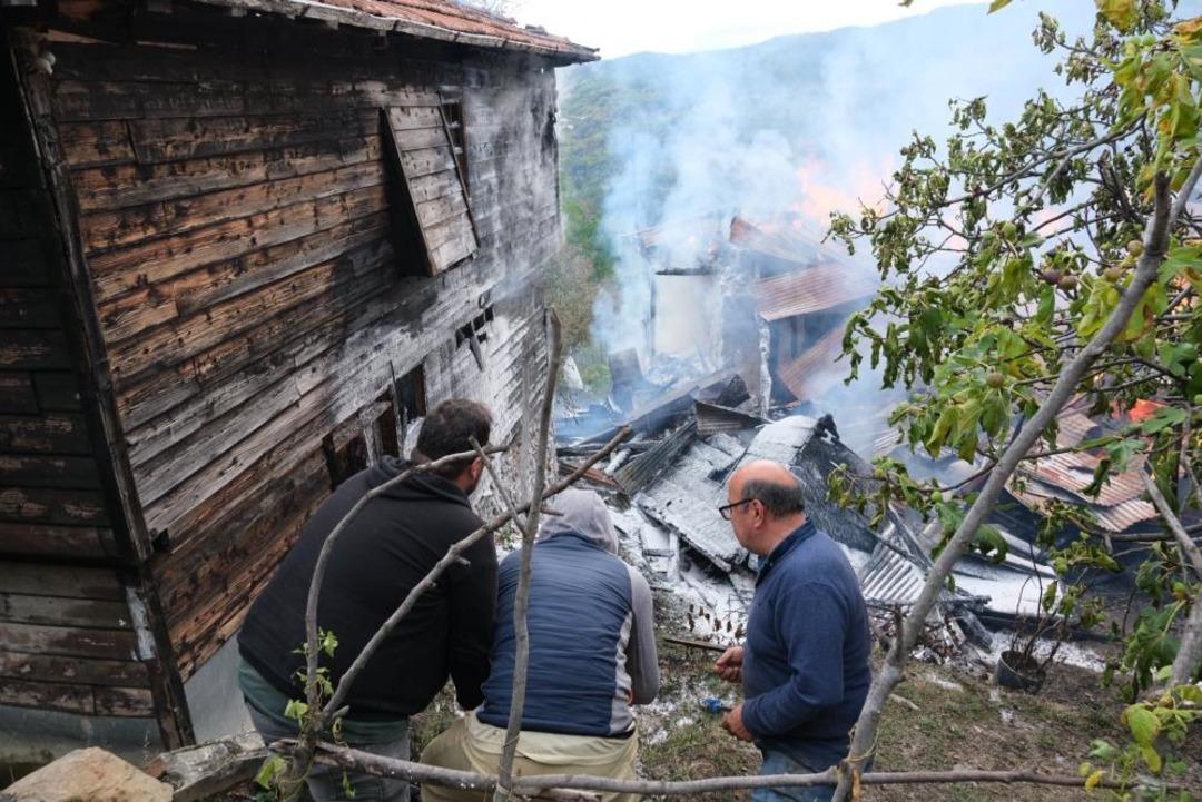 Alevlere teslim olan ahşap ev küle döndü 1