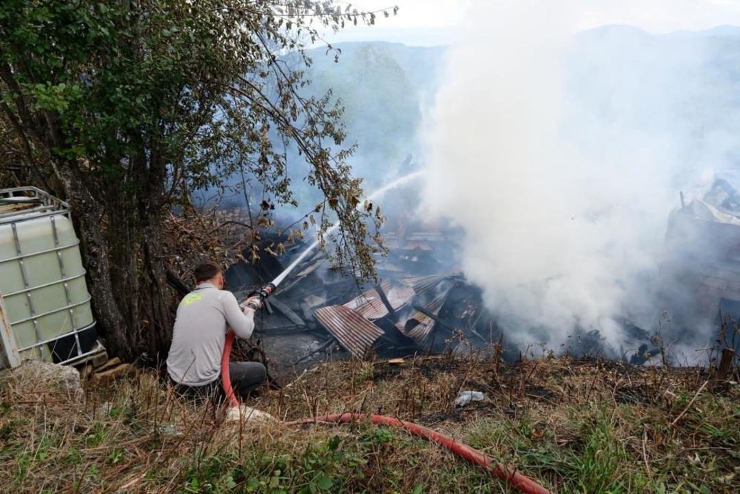 Alevlere teslim olan ahşap ev küle döndü 2