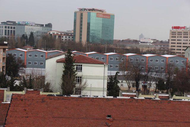  (Okuldan fotoğraflarla) - Uçurumun kenarındaki bina boşaltıldı, kapılar da kilitli... Öğrenciler diğer bloklardaki sınıflarda ders işliyor