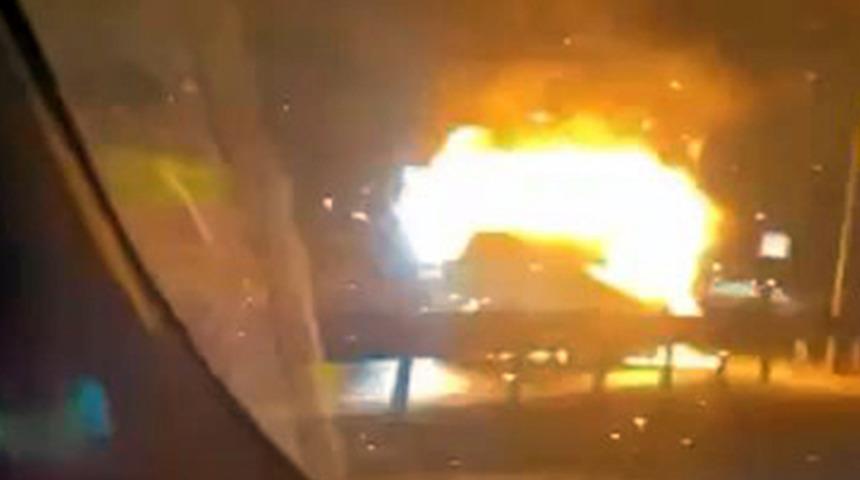 İstanbul'da otomobil alev alev yandı