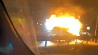 İstanbul'da otomobil alev alev yandı