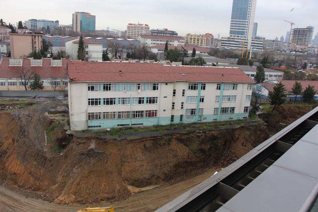  (Okuldan fotoğraflarla) - Uçurumun kenarındaki bina boşaltıldı, kapılar da kilitli... Öğrenciler diğer bloklardaki sınıflarda ders işliyor