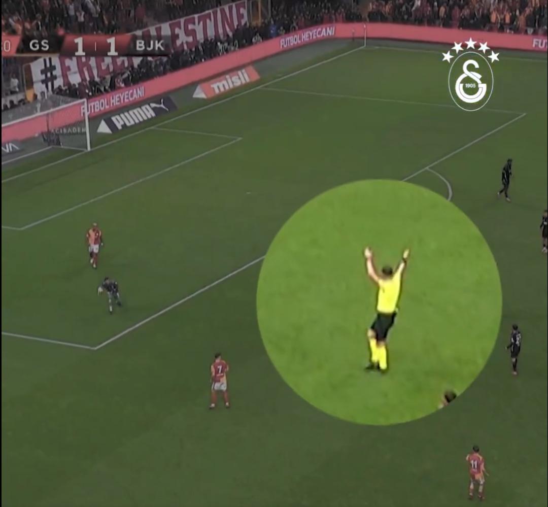 Galatasaray da Okan Buruk derbi sonrası hakem Yasin Kol a yüklendi! Avantaj pozisyonu için resmi siteden Kol kola Kardeşler paylaşımı geldi... 2