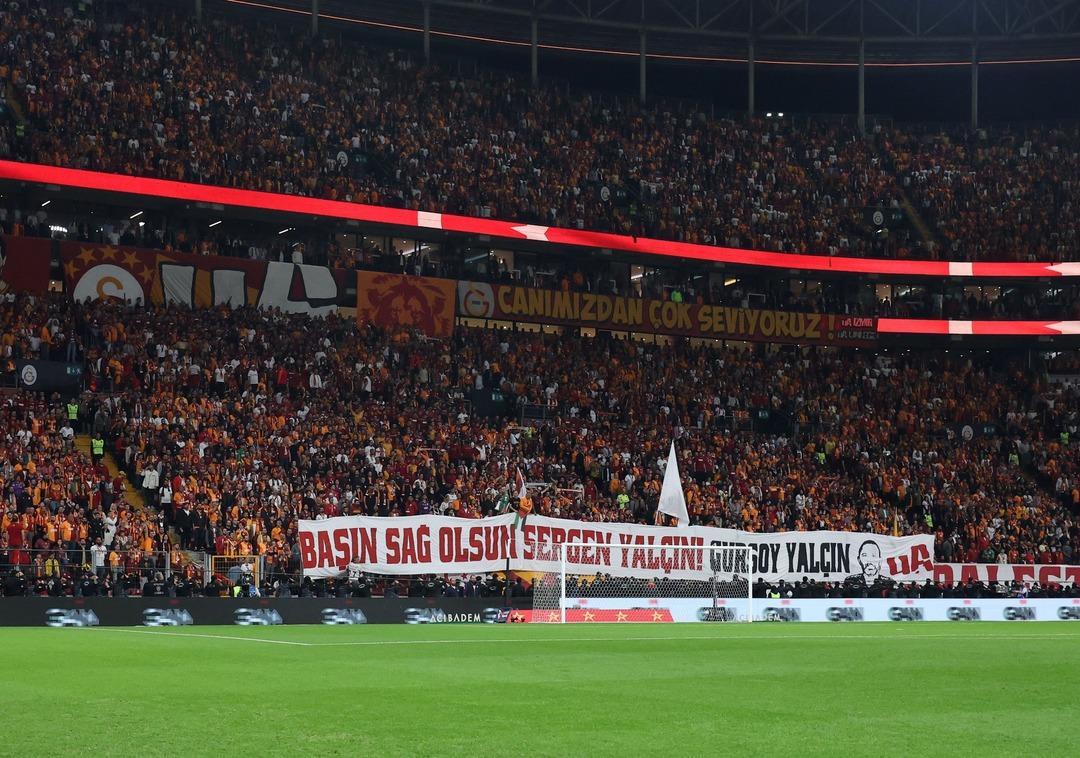 Beşiktaş teknik direktörü Sergen Yalçın dan Galatasaray taraftarına teşekkür! Çok sağ olsunlar, var olsunlar... 1