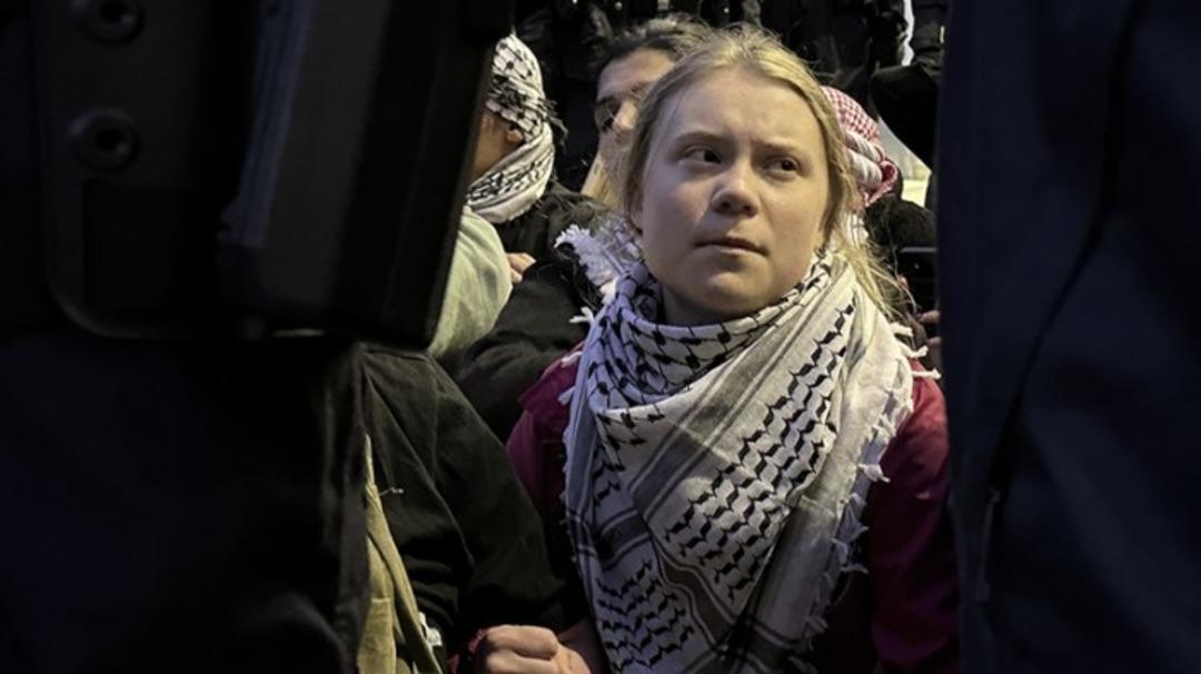 Sumud Filosu nda yer alan Greta Thunberg e işkence! Yiyecek, içecek vermediler, zorla İsrail bayrağını öptürdüler 3