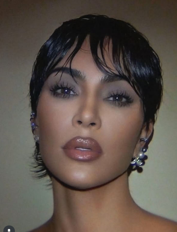Kim Kardashian yeni imajıyla annesi Kris Jenner’a benzetildi!  G1