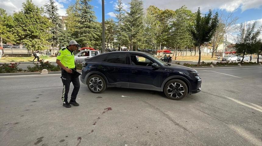 Otomobille elektrikli bisiklet çarpıştı: 1 yaralı