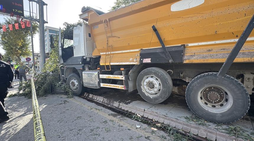 Malatya'da freni arızalanan kamyon 7 konteyner iş yerine çarptı