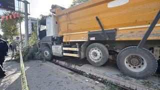 Malatya'da freni arızalanan kamyon 7 konteyner iş yerine çarptı